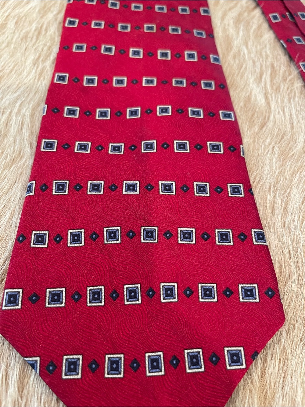 Roundtree & Yorke Red Geometric Square Tie